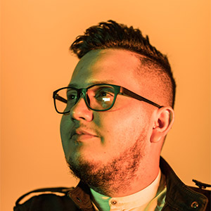 تماماً كأثار القدماء من البشر والذي يحظى بإهتمام جميع الأشخاص حول العالم ،سواء علماء ،دارسين،أشخاص عاديين.كذلك النيازك شئ مهم جداً في حياتنا فهو بقايا أثار نشأة الكون منذ مليارات السنين ،والذي يهتم العلماء بدراسته لفهم الكون ،وطبيعته،بالإضافة الى توافر بعض المواد النادرة.أقدم تاريخ تم تسجيله للنيازك هو 4.56 مليار سنة ،كما تميل النيازك القادمة من القمر إلى أن يتراوح عمرها بين 2.9 و 4.5 مليار سنة ، بينما يتراوح عمر النيازك من المريخ بين 200 مليون و 4.5 مليار سنة